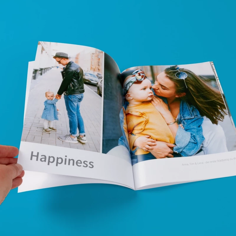 Fotobuch als Fotoheft gestalten. Innenseiten mit großen Familien-Fotos von besonderen Momenten und passendem Schriftzug personalisiert, im Hochformat.