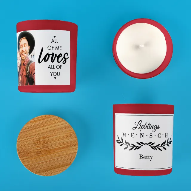 Kerze mit Foto, individuell gestaltbar Vier Kerzen mit Foto oder Spruch von oben. Zwei liegen und zeigen verschiedene Designs. Eine stehende Kerze ist offen, eine mit Bambusdeckel verschlossen.
