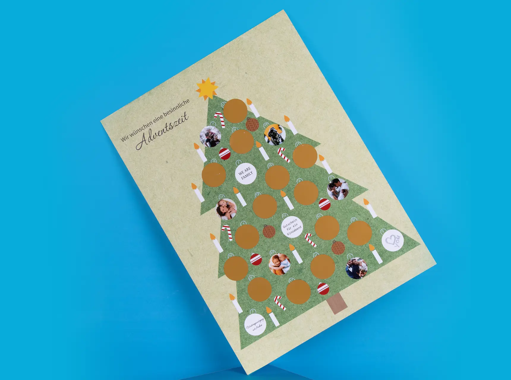 Design „Weihnachtsbaum“ für deinen Rubbel Adventskalender mit persönlichen Bildern und Überraschungen.