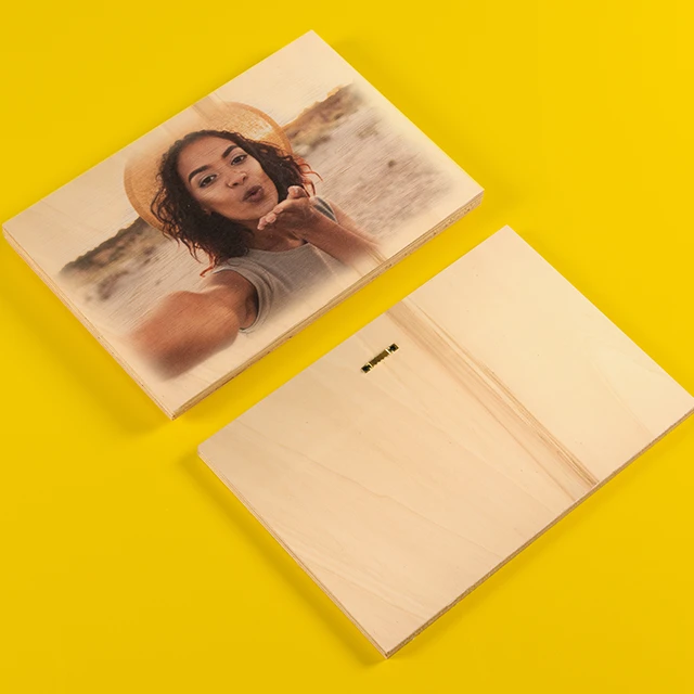 Das Foto auf Holz drucken wir auf die Vorderseite der Holzplatte. Auf der Rückseite dienen ein Haftblech sowie durchsichtige Abstandshalter für eine optimale Aufhängung.