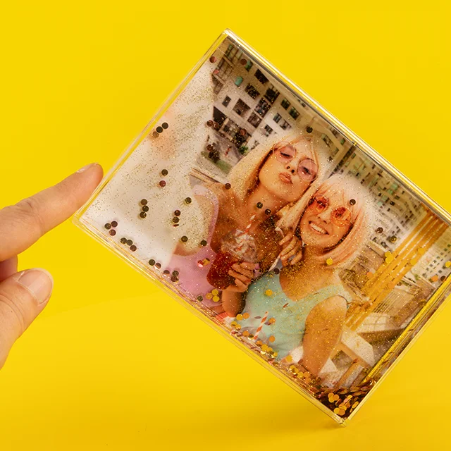 Persönlicher Glitzerrahmen mit Foto – ideal als Geschenk für Freunde Schüttelrahmen mit fröhlichem Glitzerfoto von zwei Freundinnen