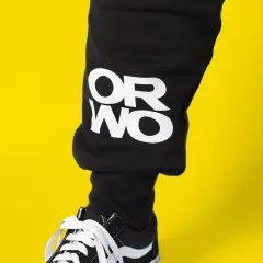 Der Logo-Print wird via DTG-Druckverfahren auf die Hose gebracht. Dabei wird auf eine Trägerfolie verzichtet, was Materialien spart und umweltschonender ist.
