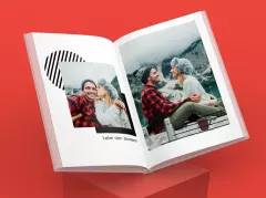 Modernes Fotobuch mit Reise- und Paarfotos, aufgeschlagenes ORWO Fotobuch mit emotionalen Momenten in den Bergen und hochwertigem Fotodruck
