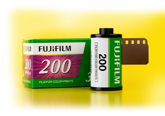 Fujifilm Kleinbildfilm ISO 200 mit Filmpatrone und Verpackung vor gelbem Hintergrund.