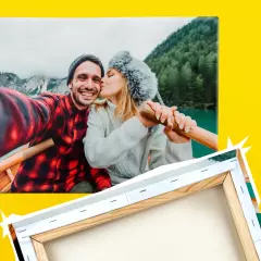 Fotoleinwand zeigt ein Paar im Ruderboot. Ihr buntes Herbstoutfit wird mittels der Druckfarbe brillant rübergebracht. Dazu ist die Rückseite einer Fotoleinwand zu sehen. Beides vor gelbem Hintergrund.
