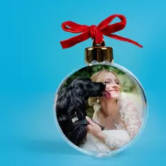 Weihnachtskugeln mit Foto individuell gestalten Personalisierbare Christbaumkugel mit Foto – Hund und Frau als festliche Weihnachtsdeko.