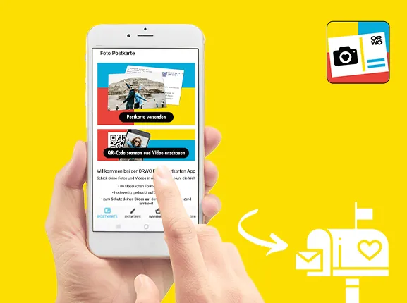Über ein Smartphone wird die ORWO Postkarten App gezeigt, welche es ermöglich Karten selbst zu gestalten und sofort in die ganze Welt zu versenden.