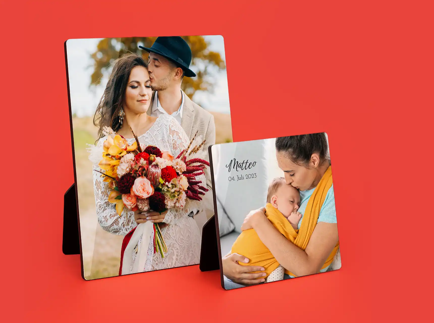 Zwei personalisierte Fotoaufsteller mit Hochzeitsfoto und Babyfoto auf rotem Hintergrund.