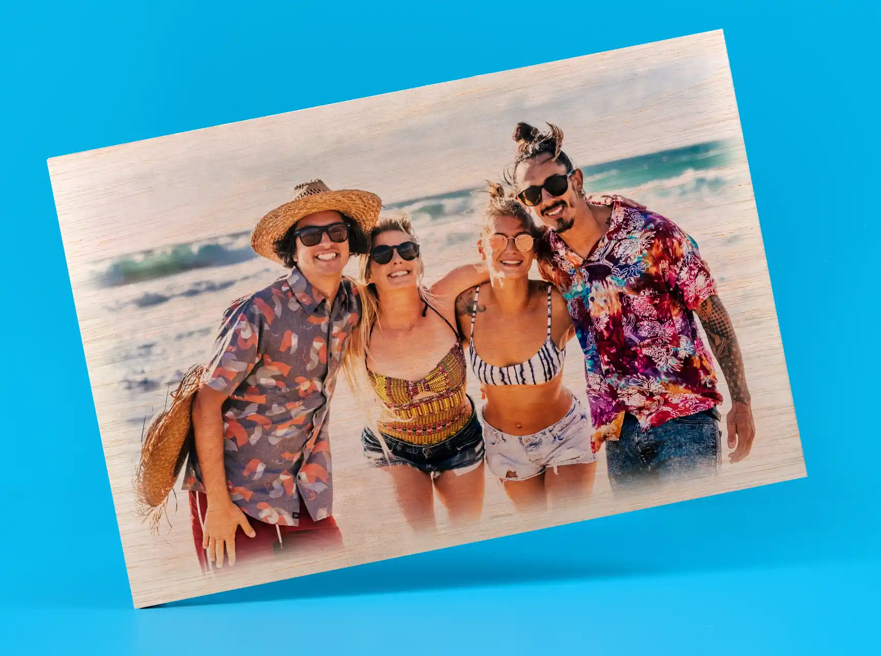 Rechteckige Holzplatte mit einem Freunde-Schnappschuss aus dem Urlaub. Bei dem Bild auf Holz scheint die natürliche Holzstruktur des hellen Holzes durch. 