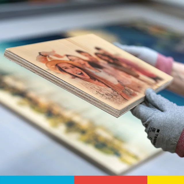 Vom digitalen Foto zum Bild auf Holz – deine Fotos werden von uns in professioneller Handarbeit auf die helle Holzplatte gedruckt, rechteckige Platte.