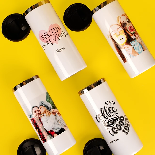 Vier individuell gestaltete Thermobecher auf gelbem Hintergrund mit Fotos, Namen und Sprüchen, daneben schwarze Deckel.