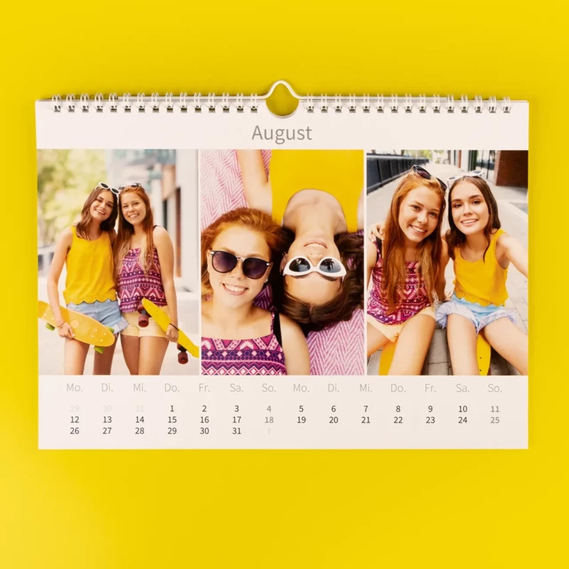 Kalender mit drei Fotos nebeneinander. Darauf zu sehen sind jeweils zwei Mädchen mit Pennyboards. Jetzt Kalender mit Bildern mit der besten Freundin personalisieren.