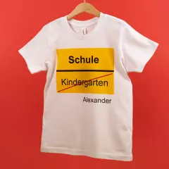 Kindershirts bedrucken – weißes T-Shirt mit individuellem Schulstart-Design und Namen, personalisiert für Kinder.