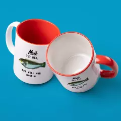 Fototasse bunt – personalisierte Tasse mit Bild und rotem Henkel Zwei personalisierte bunte Tassen mit rotem Henkel und Innenfarbe, Motiv „Maik tut nix, der will nur angeln“ – witzige Fototasse mit Bild.
