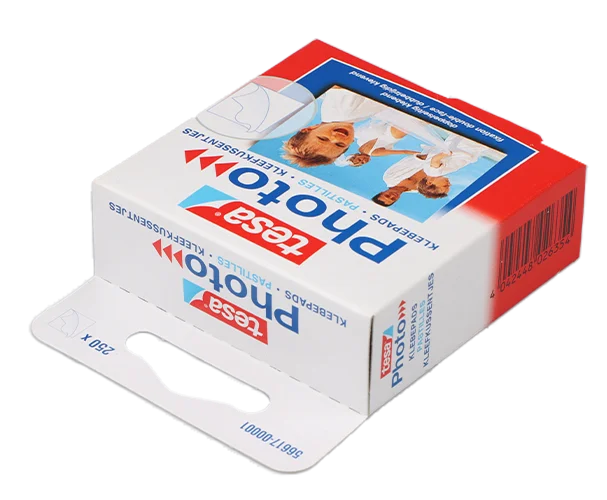 Schachtel tesa Photo Klebepads in schräger Perspektive, auf weißem Hintergrund liegend.