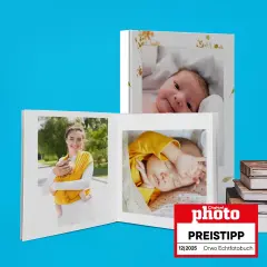 Hochwertiges Fotobuch mit Babyfotos und Familienmomenten, geöffnetes ORWO Echtfotobuch mit liebevoll gestalteten Seiten für Erinnerungen an die ersten Lebensmonate