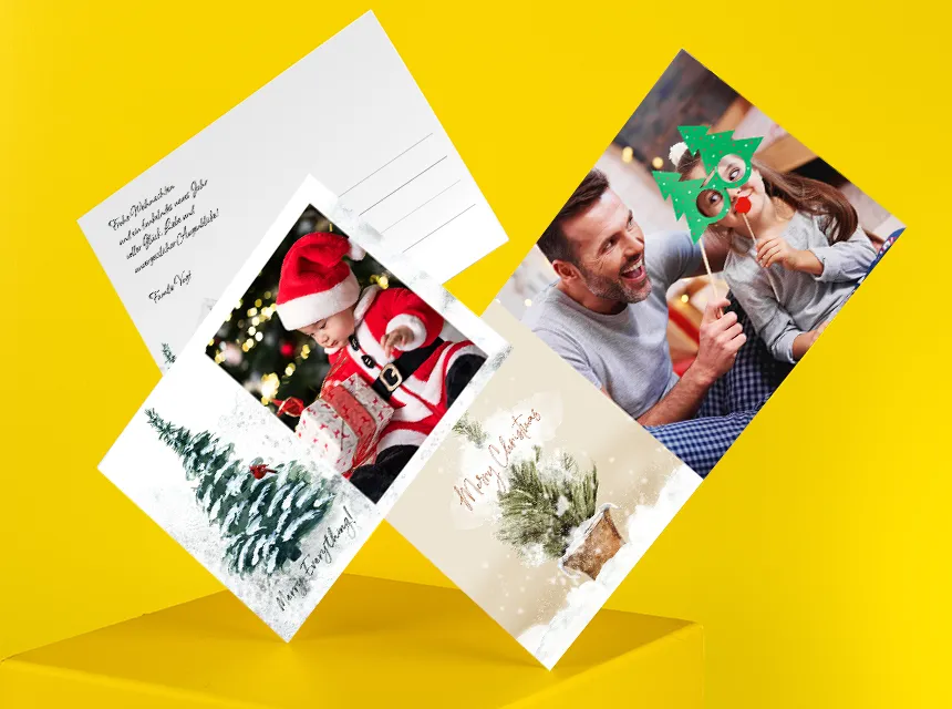 Foto-Postkarten mit Weihnachtsmotiven – personalisierte Postkarten mit eigenen Bildern, winterlichen Designs und individueller Rückseite auf gelbem Hintergrund.