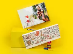 Zwei Adventskalender Schokolade mit weihnachtlichen Motiven, gefüllt mit Schokoladenstücken.