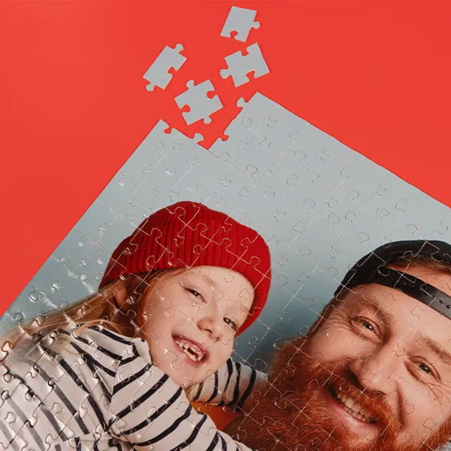 Das Foto-Puzzle ist mit 112, 266 oder 315 Teilen erhältlich und bietet so für jedes Geduldslevel die passende Menge. Wähle aus, gestalte und puzzle los.