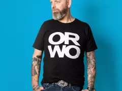 Merch von ORWO verbindet das kultige Logo mit modernem Schwarz-Weiß-Style. Egal welcher Typ Mensch du bist, das stylische Shirt wird dir wunderbar stehen.