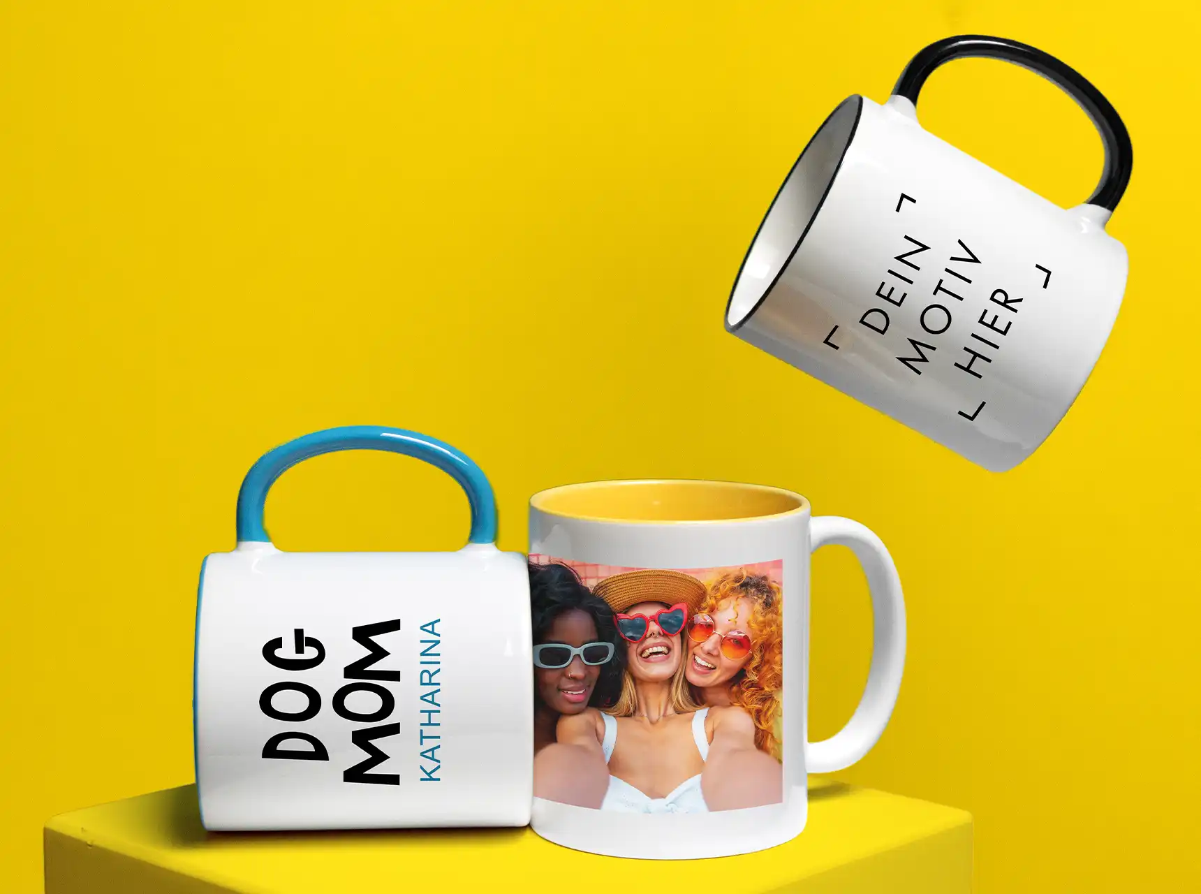 Drei farbige Tassen mit individuellen Aufdrucken – Fototasse mit Bild, Spruch und Wunschtext auf leuchtend gelbem Hintergrund.