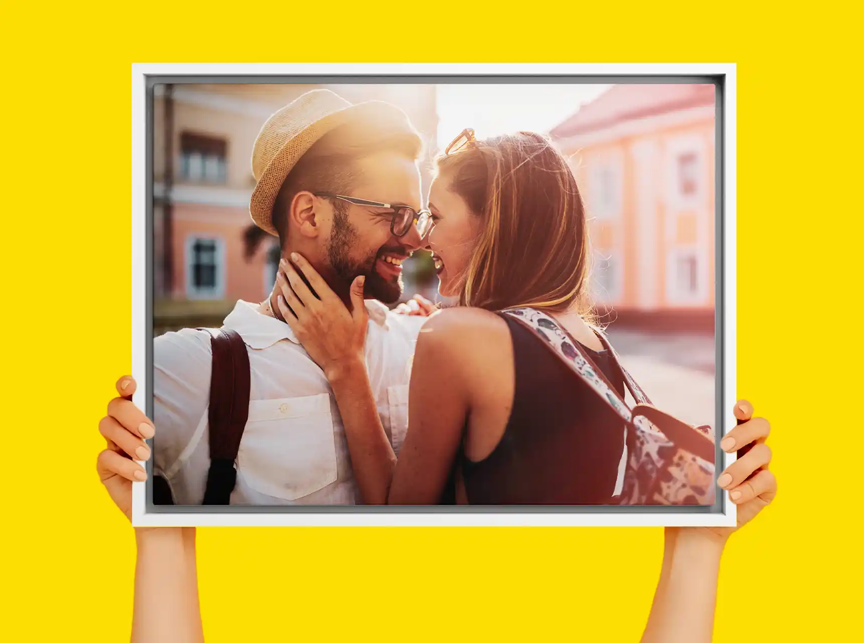 Hochwertige Leinwand mit Rahmen, auf der ein verliebtes Paar zu sehen ist, als moderne Wanddekoration – ideal als persönliches Fotogeschenk für Zuhause.