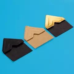 Fotoecken in drei Farben – Schwarz, Gold und Kraftpapier mit edler Prägung Drei Bögen mit Fotoecken in Schwarz, Kraftpapier-Braun und Gold. Die dekorative Stanzung ist deutlich sichtbar.