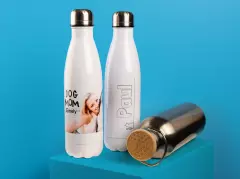 Mit etwas Kreativität kannst du deine Thermosflasche mit Gravur ausstatten lassen. Alternativ kannst du aber auch deine Fotos auf eine Flasche drucken lassen.