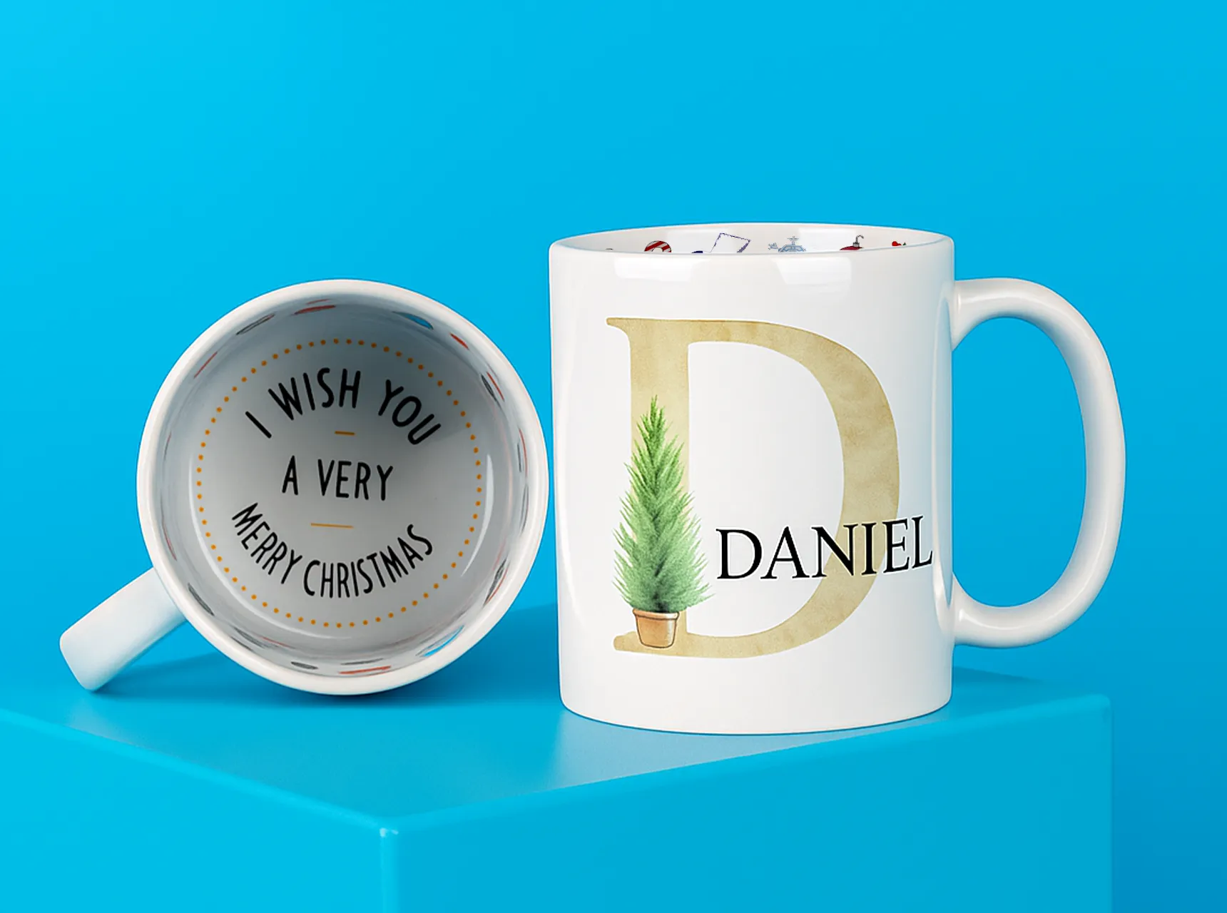 Personalisierte Weihnachtstasse mit dem Namen Daniel und festlichem Design, innen mit Schriftzug „I wish you a very Merry Christmas“.