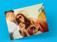 Alu Dibond Bilder: Dein Lieblingsfoto als Wandbild Dein Foto mit deinem Lieblingsmoment kannst du auf eine Platte aus Alu Dibond drucken lassen und als Wandbild aufhängen, rechteckige Alu-Dibond-Platte.