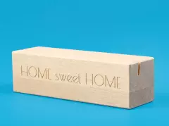 Schlichter Fotohalter aus Holz mit Schlitz für Fotos oder Postkarten auf rotem Hintergrund.