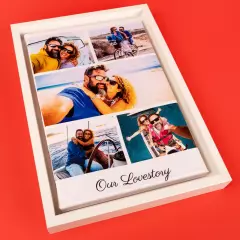 Detailansicht einer Leinwand mit Schattenfugenrahmen, gestaltet als Fotocollage mit mehreren Urlaubsbildern und dem Schriftzug „Our Lovestory“, ideal für persönliche Wandgestaltung.