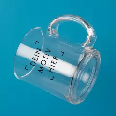 Glastasse mit Gravur, natürliche Wärmeisolation durch Glas Glastasse mit Foto bei ORWO selbst gestalten. Für dein Motiv ist eine Menge Platz verfügbar. Werde jetzt kreativ, um den leeren Platz mit Leben zu füllen.