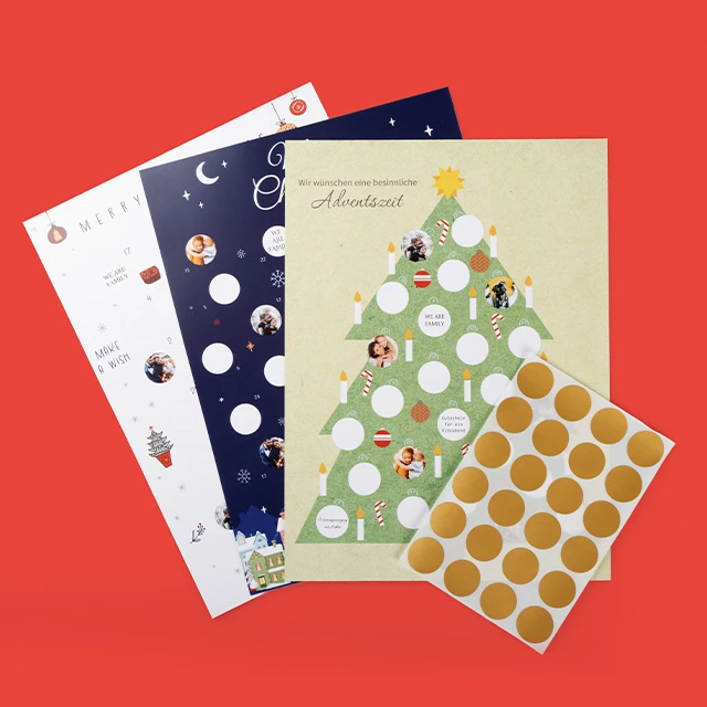 Rubbel Adventskalender Set – kreative Ideen zum Advent gestalten Drei unterschiedliche Designs für dein Rubbel Adventskalender im Set mit Rubbelstickern auf rotem Hintergrund.