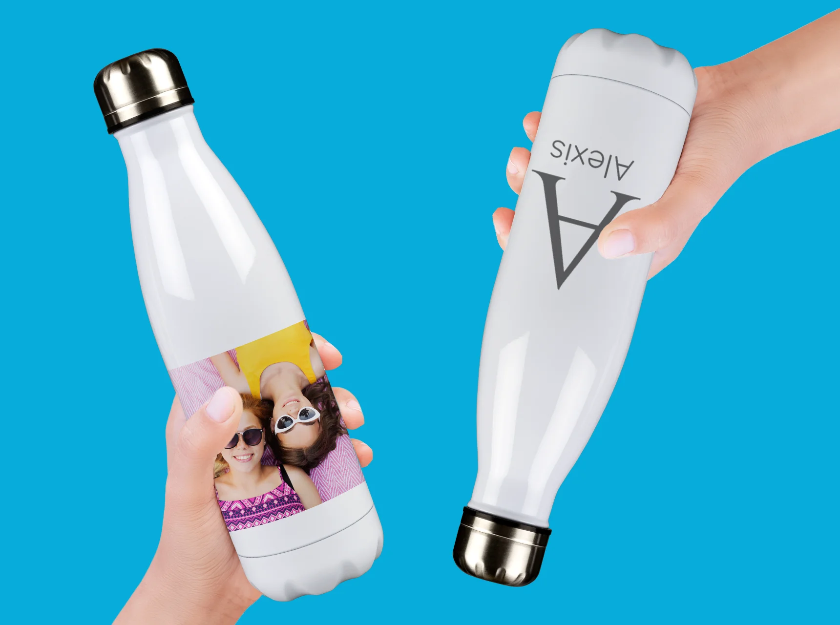 Zwei personalisierte Thermosflaschen in Händen auf blauem Hintergrund – eine mit Foto zweier Freundinnen, die andere mit elegantem Monogramm und dem Namen „Alexis“.