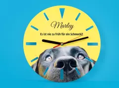 Lass jetzt eine Wanduhr mit deinem allerliebsten Foto bedrucken, um beim Blick auf die Uhr nicht nur die Zeit zu wissen, sondern auch an schöne Momente zu denken.
