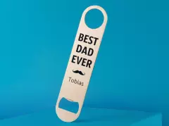 Flaschenöffner personalisiert, hochwertiger Edelstahl Der im Bild präsentierte personalisierte Flaschenöffner zeigt eine der ORWO Vorlagen: BEST DAD EVER, die du wählen und mit deinem Namen individualisieren kannst.
