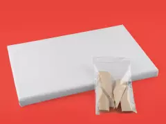 Leinwand 30 x 20 cm – mit Holzkeilrahmen und Spannkeilen Weiße Leinwand im Format 30 x 20 cm auf Holzkeilrahmen, daneben eine Tüte mit Holzkeilen zum Spannen.