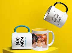 Drei farbige Tassen mit individuellen Aufdrucken – Fototasse mit Bild, Spruch und Wunschtext auf leuchtend gelbem Hintergrund.