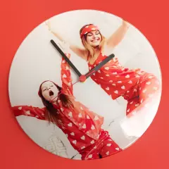 Fotouhr gestalten, vollflächig bedruckt, hochwertig Eine gute Fotouhr braucht keine Ziffern ohne besondere Features. Sie braucht ein individuelles Foto von dir und deinen Liebsten für sehr schöne Stunden.