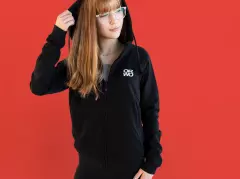 Die ORWO Sweatjacke ist hochwertig, stylisch und steht einfach jedem. Außerdem ist die Jacke aus 100% Bio-Baumwolle und verzichtet beim Druck auf Trägerfolien.
