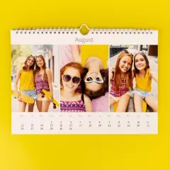 Einzigartigen Kalender personalisieren mit eigenen Bildern Kalender mit drei Fotos nebeneinander. Darauf zu sehen sind jeweils zwei Mädchen mit Pennyboards. Jetzt Kalender mit Bildern mit der besten Freundin personalisieren.
