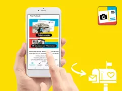 Über ein Smartphone wird die ORWO Postkarten App gezeigt, welche es ermöglich Karten selbst zu gestalten und sofort in die ganze Welt zu versenden.