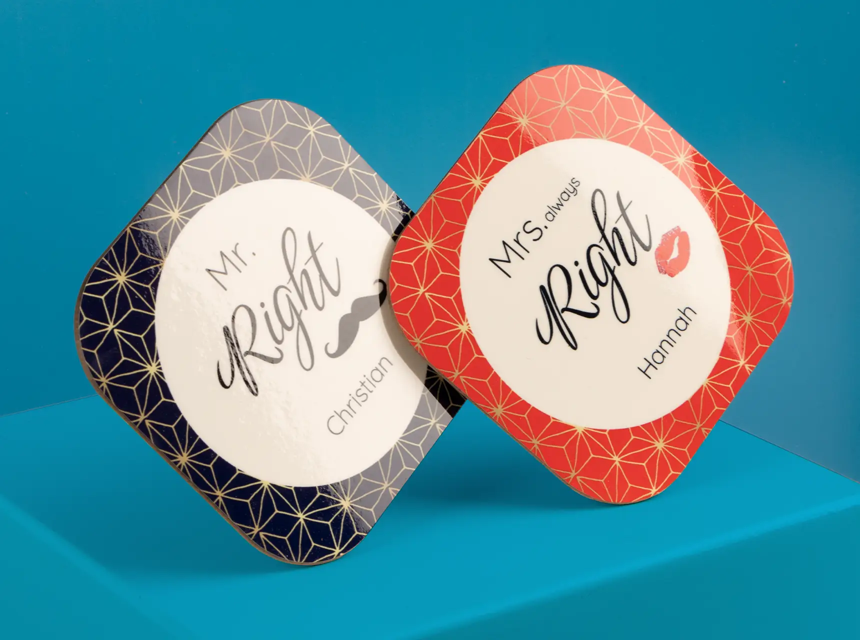 Zwei personalisierte Untersetzer mit den Sprüchen „Mr. Right“ und „Mrs. always Right“ auf blauem Hintergrund.