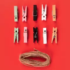 Set aus 10 Magnet Clips in sanften Farben inklusive dekorativer Schnur Zehn bunte Magnet Clips in Rosa, Weiß, Schwarz, Mint und Natur sowie naturfarbene Dekoschnur als Set.