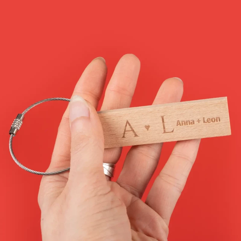 Hölzernen Schlüsselanhänger mit Gravur bei ORWO bestellen. Du kannst bestimmen, welcher Text auf das Holz graviert wird und dabei deiner Kreativität freien Lauf lassen.