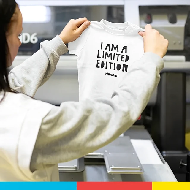 Babyshirt bedrucken, wasserbasierte NeoPigment™-Tinten Babyshirt mit Namen selbst gestalten und bedrucken lassen. Das Shirt wird mit einer großen Menge Sorgsamkeit und Präzision bedruckt, um hohe Qualität zu gewährleisten.