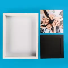 Bilderahmen mit Passepartout, mehrere Bestandteile Alle Bestandteile des Rahmensets, das du bei ORWO bestellen kannst. Im Lieferumfang enthalten ist dein Bild, ein schwarzes Passepartout und ein weißer Rahmen.