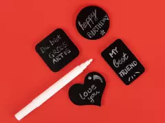 Magnet Sticker und Kreidestift für deine Botschaften Vier beschreibbare Magnetsticker in Schwarz auf Kreidetafel – Formen: Herz, Kreis, Quadrat und Rechteck.