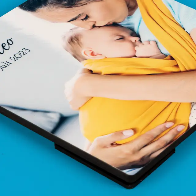 Nahaufnahme eines personalisierten Fotohalters mit Babyfoto und eingraviertem Namen Matteo.